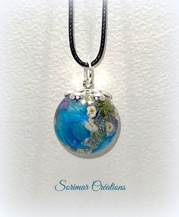 Pendentif sphère inclusions fleurs